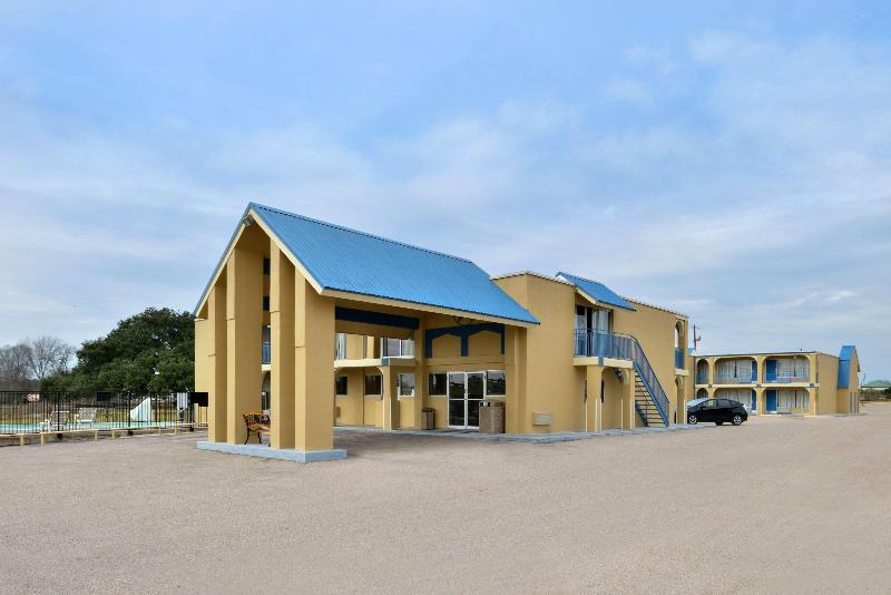 Americas Best Value Inn Schulenburg image