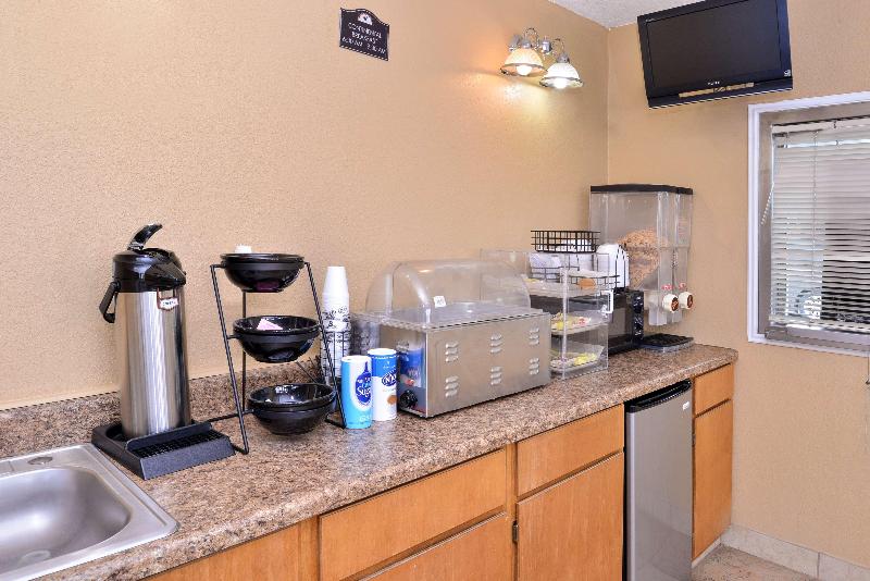 Americas Best Value Inn Schulenburg image 3