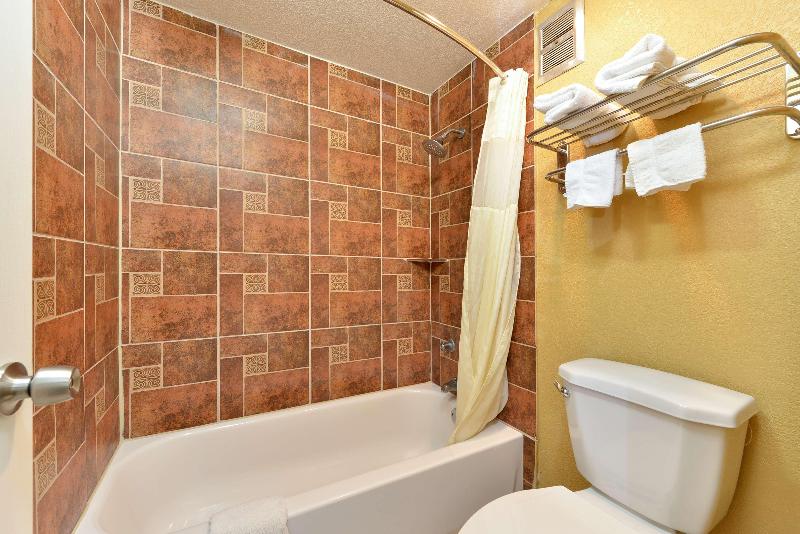 Americas Best Value Inn Schulenburg image 5