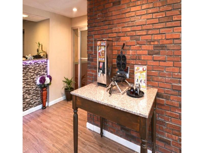Americas Best Value Inn Putnam image
