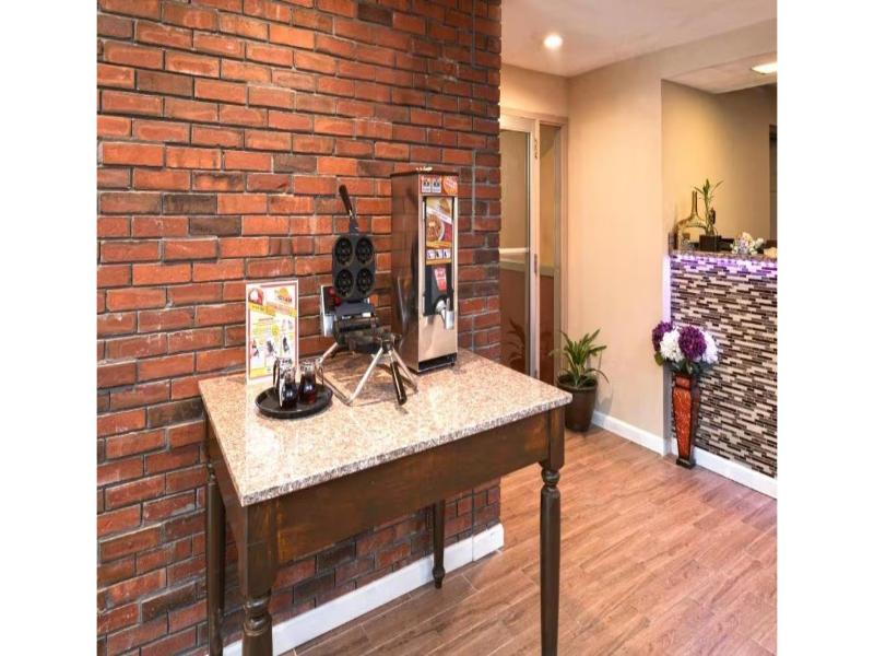 Americas Best Value Inn Putnam image