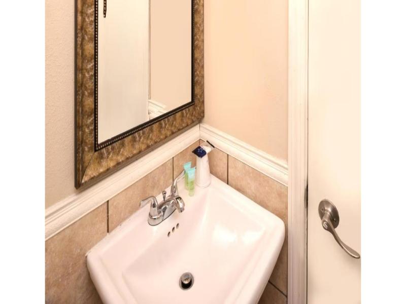 Americas Best Value Inn Putnam image