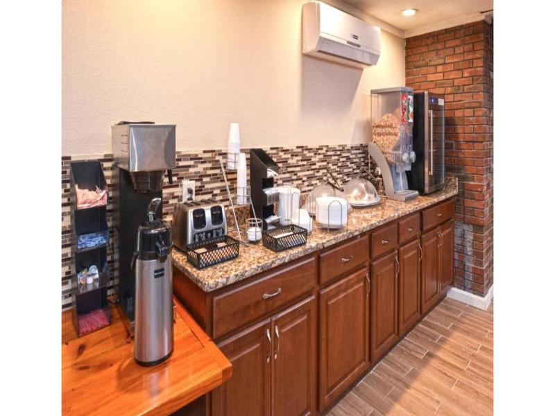Americas Best Value Inn Putnam image