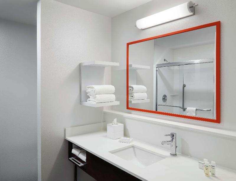 Hampton Inn & Suites Chicago Waukegan image