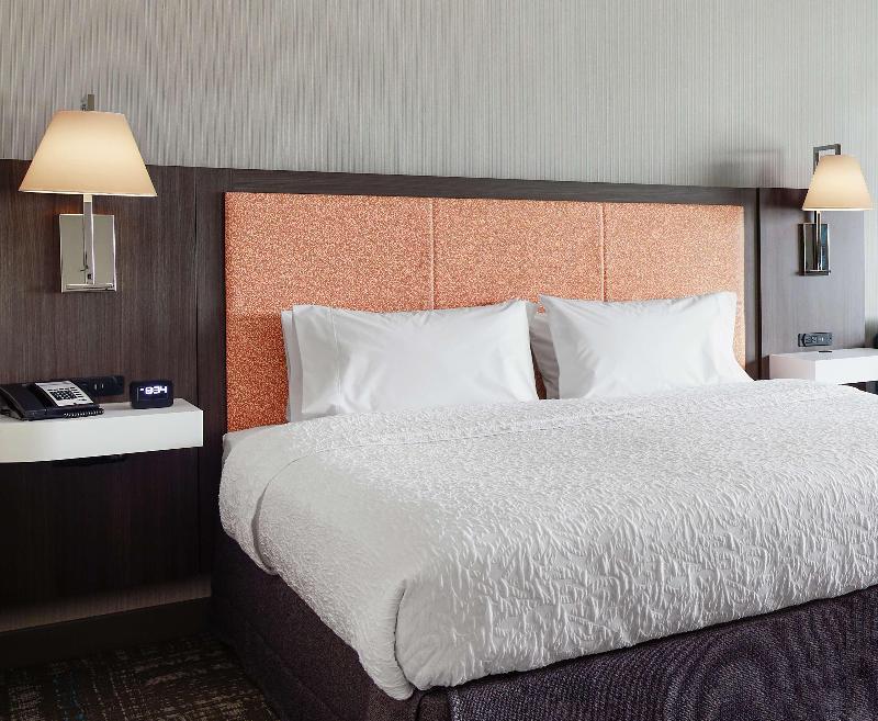 Hampton Inn & Suites Chicago Waukegan image