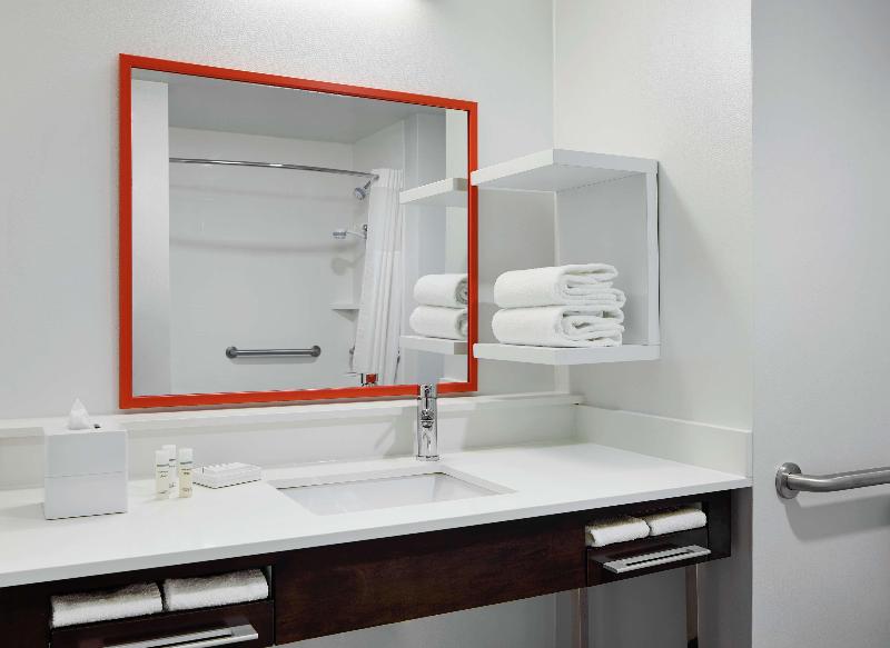 Hampton Inn & Suites Chicago Waukegan image