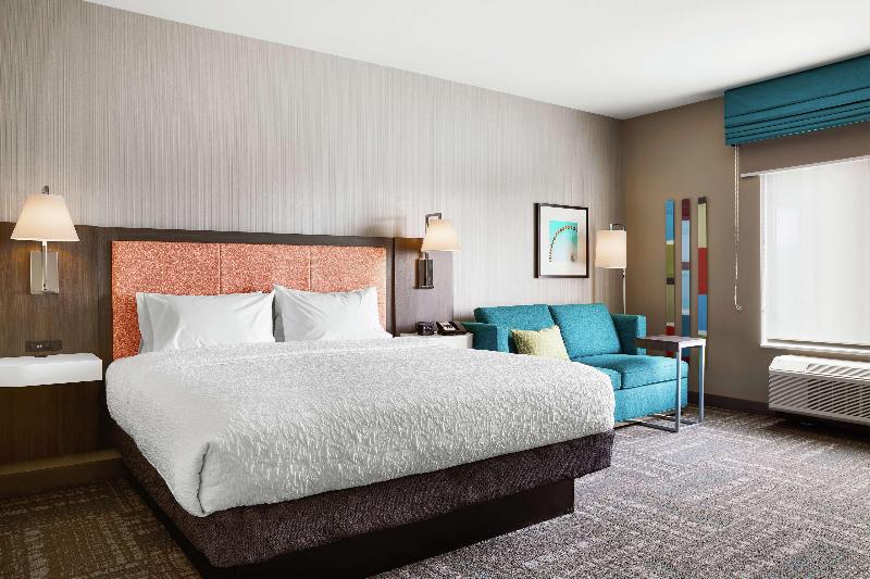 Hampton Inn & Suites Chicago Waukegan image
