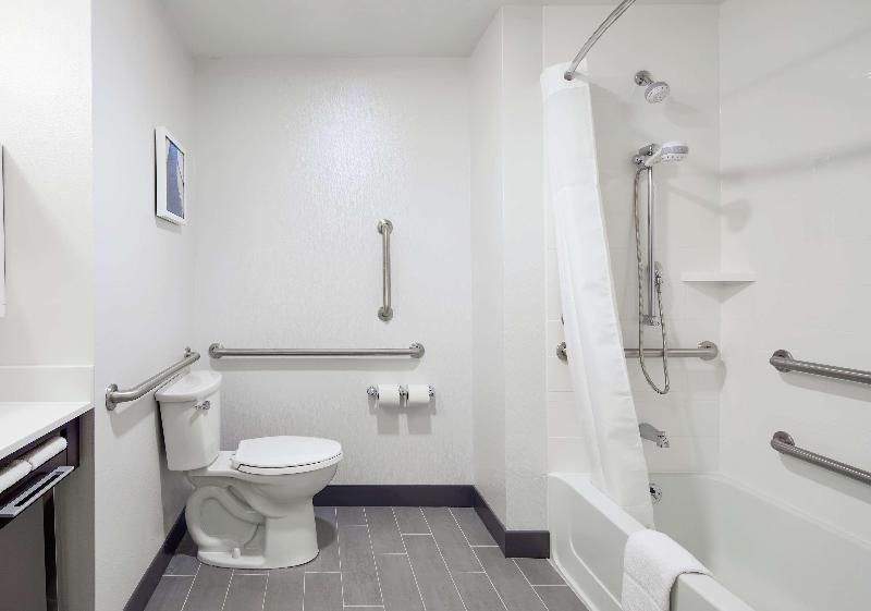 Hampton Inn & Suites Chicago Waukegan image