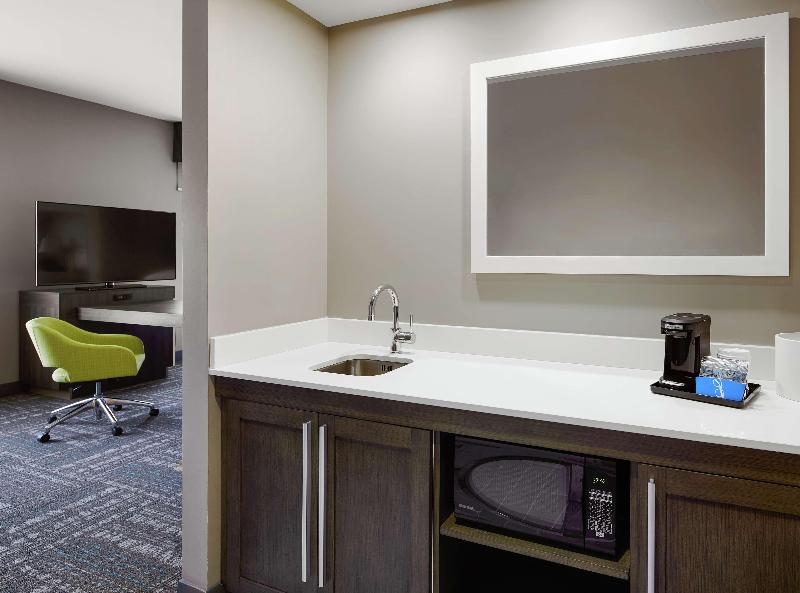 Hampton Inn & Suites Chicago Waukegan image