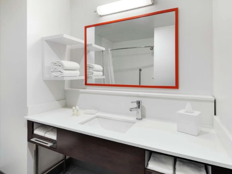 Hampton Inn & Suites Chicago Waukegan image