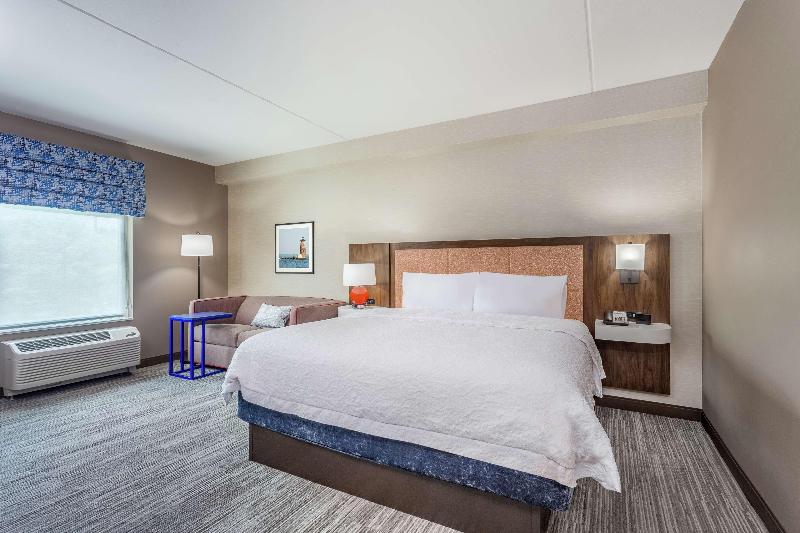 Hampton Inn & Suites Kittery-Portsmouth image