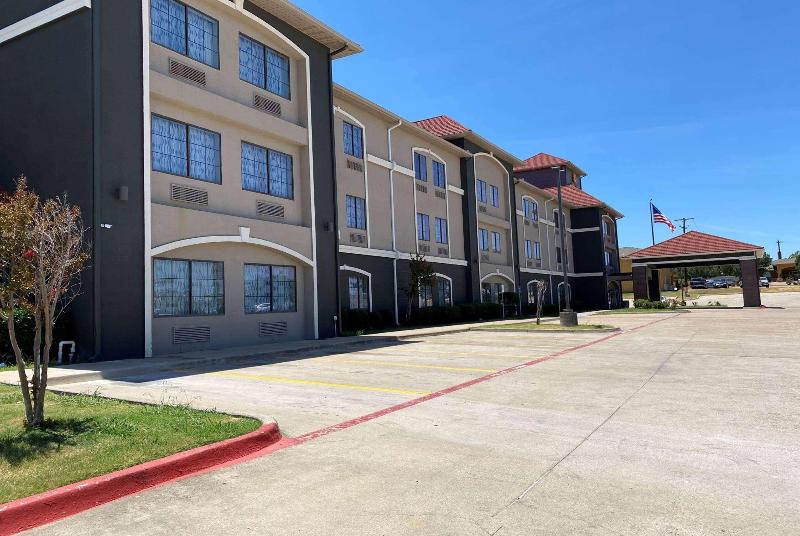 La Quinta Inn Suites By Wyndham Alvarado image
