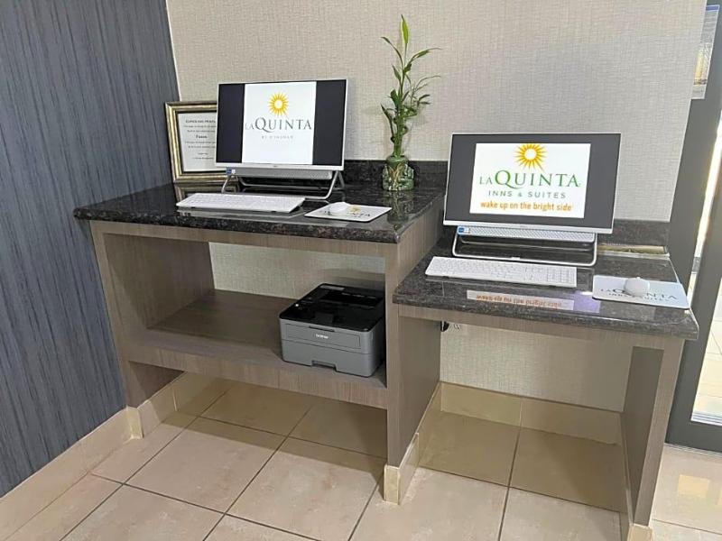 La Quinta Inn Suites By Wyndham Alvarado image