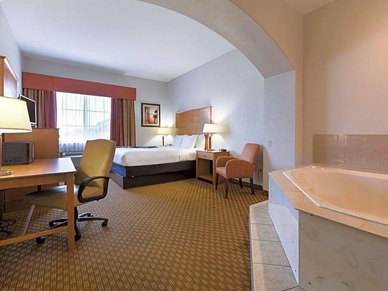 La Quinta Inn Suites By Wyndham Alvarado image