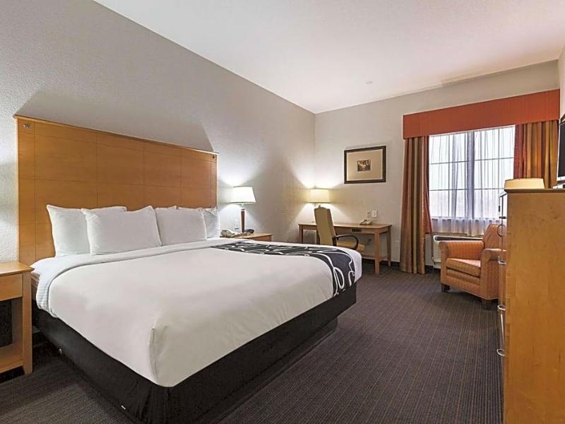 La Quinta Inn Suites By Wyndham Alvarado image