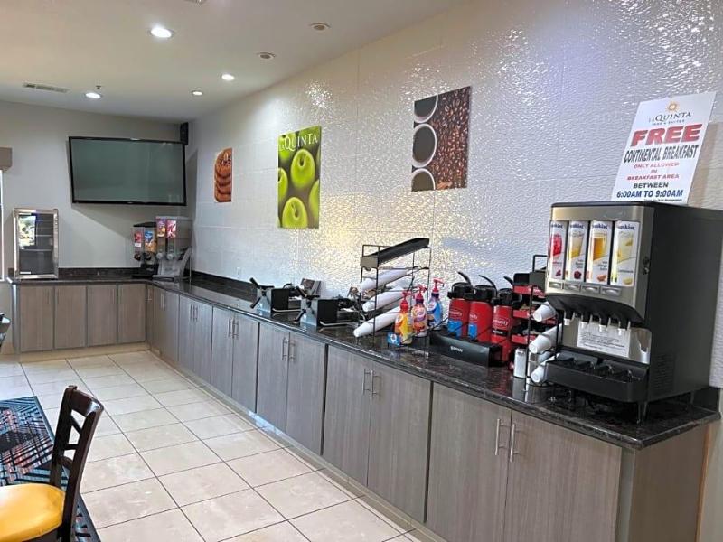 La Quinta Inn Suites By Wyndham Alvarado image