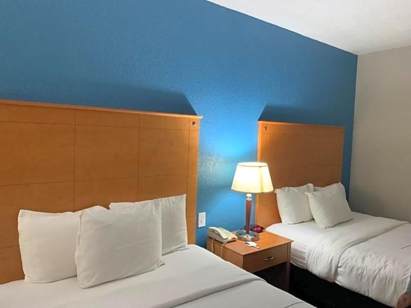 La Quinta Inn Suites By Wyndham Alvarado image