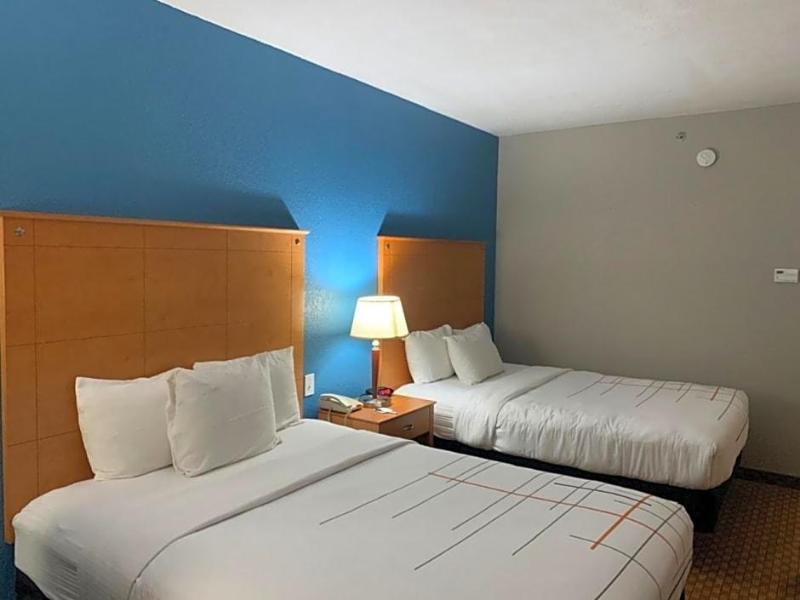 La Quinta Inn Suites By Wyndham Alvarado image
