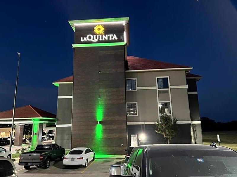 La Quinta Inn Suites By Wyndham Alvarado image