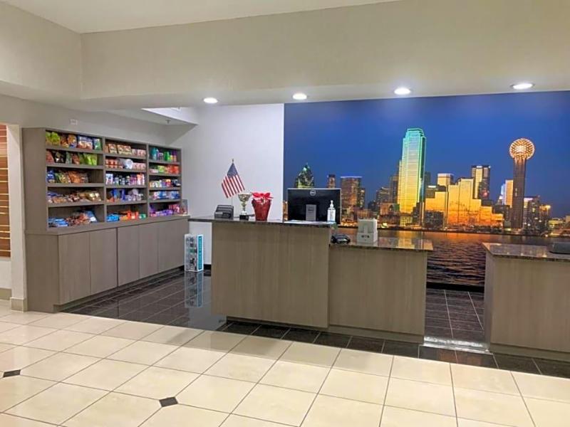 La Quinta Inn Suites By Wyndham Alvarado image
