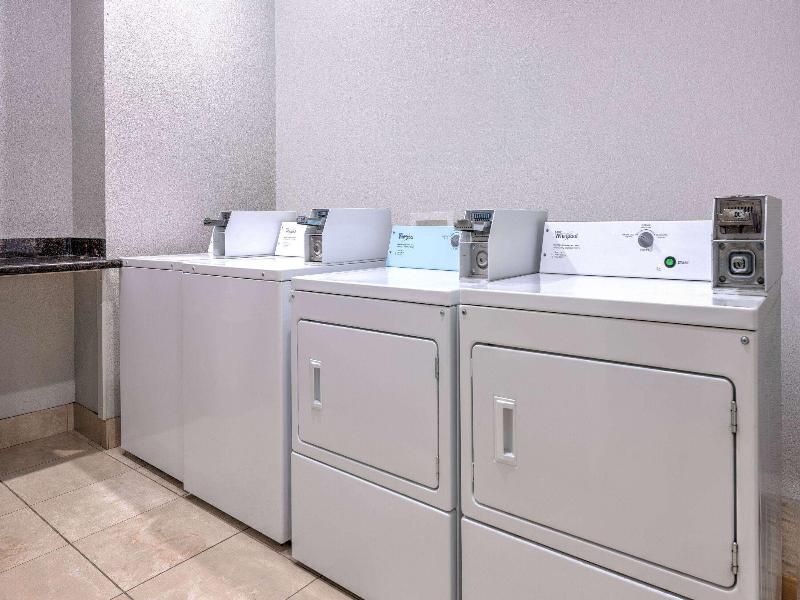 La Quinta Inn Suites By Wyndham Alvarado image
