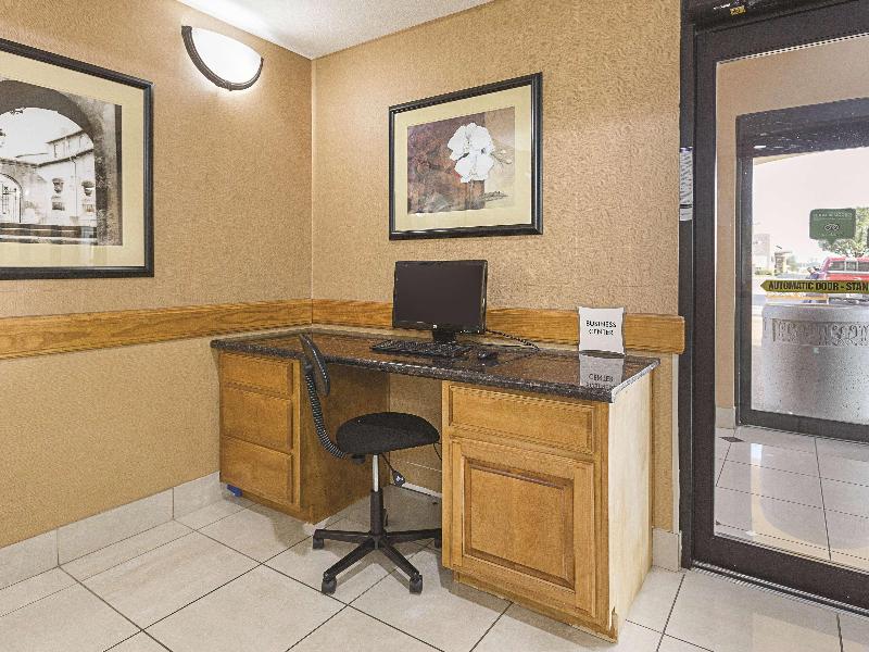 La Quinta Inn Suites By Wyndham Alvarado image