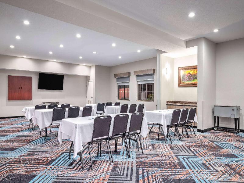 La Quinta Inn Suites By Wyndham Alvarado image