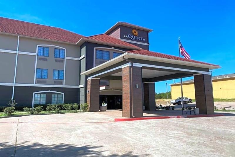 La Quinta Inn Suites By Wyndham Alvarado image