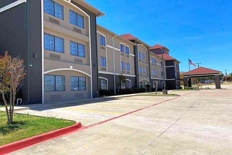 La Quinta Inn Suites By Wyndham Alvarado image