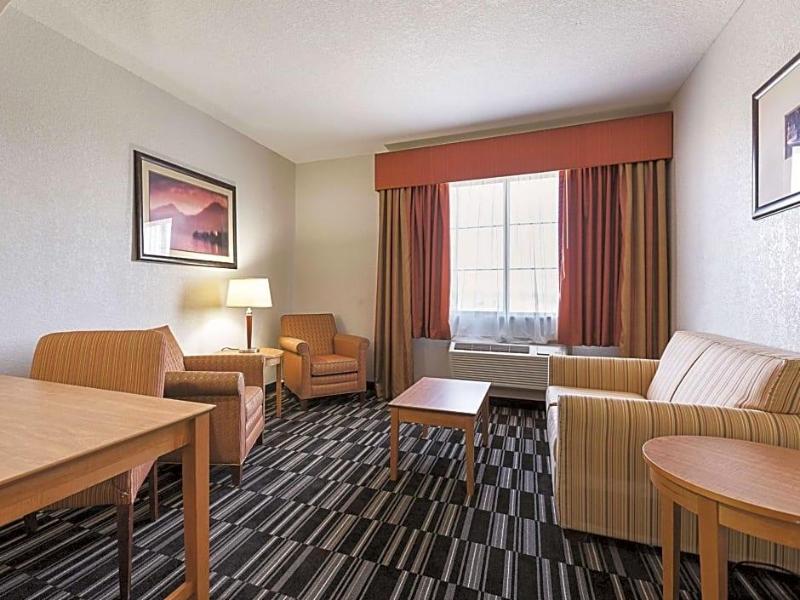 La Quinta Inn Suites By Wyndham Alvarado image