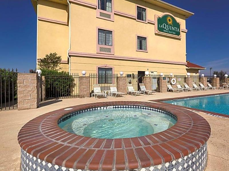 La Quinta Inn Suites By Wyndham Alvarado image