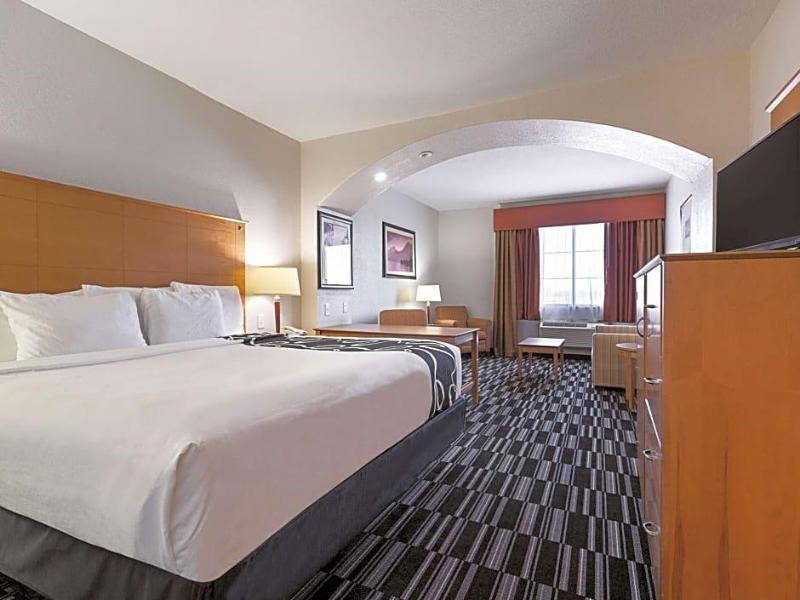 La Quinta Inn Suites By Wyndham Alvarado image