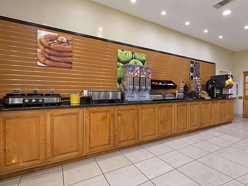La Quinta Inn Suites By Wyndham Alvarado image