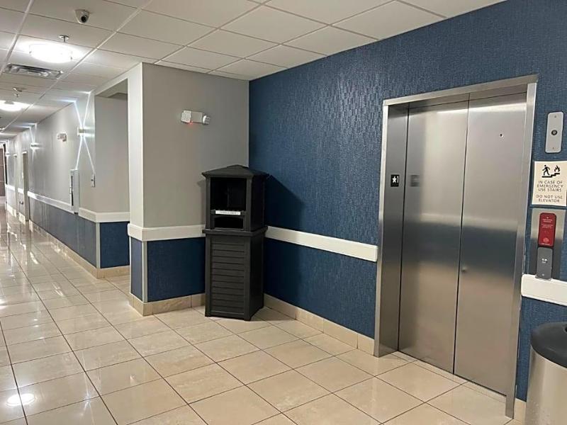 La Quinta Inn Suites By Wyndham Alvarado image