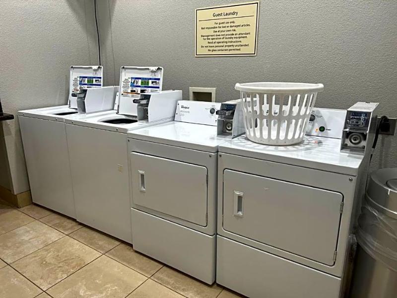 La Quinta Inn Suites By Wyndham Alvarado image