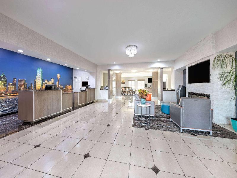 La Quinta Inn Suites By Wyndham Alvarado image