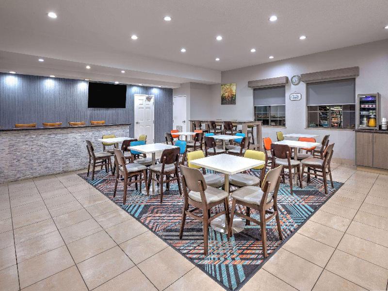 La Quinta Inn Suites By Wyndham Alvarado image