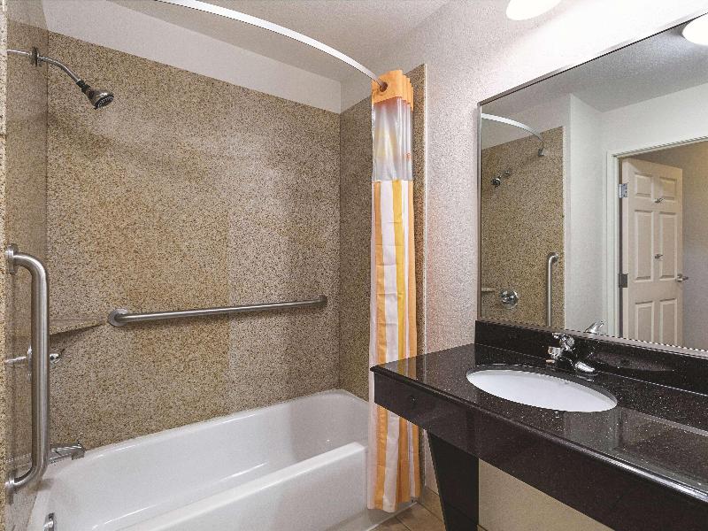 La Quinta Inn Suites By Wyndham Alvarado image