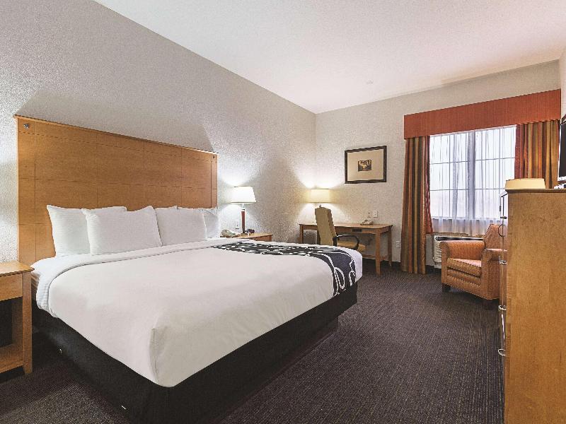 La Quinta Inn Suites By Wyndham Alvarado image