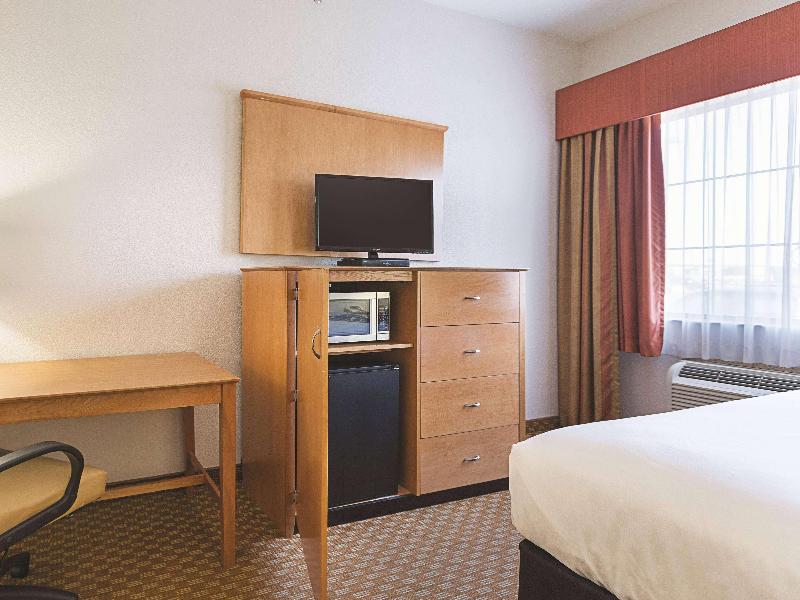 La Quinta Inn Suites By Wyndham Alvarado image