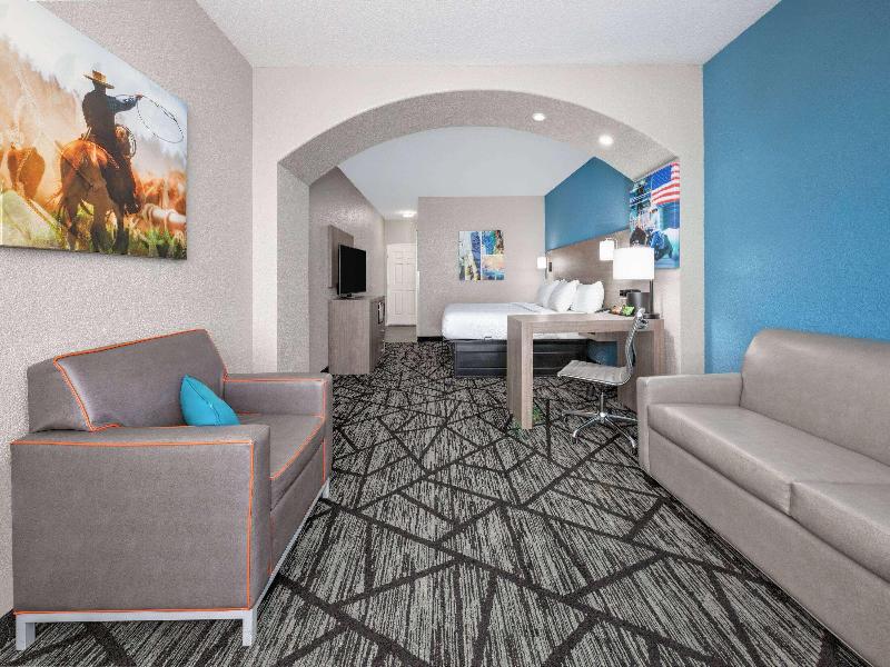 La Quinta Inn Suites By Wyndham Alvarado image