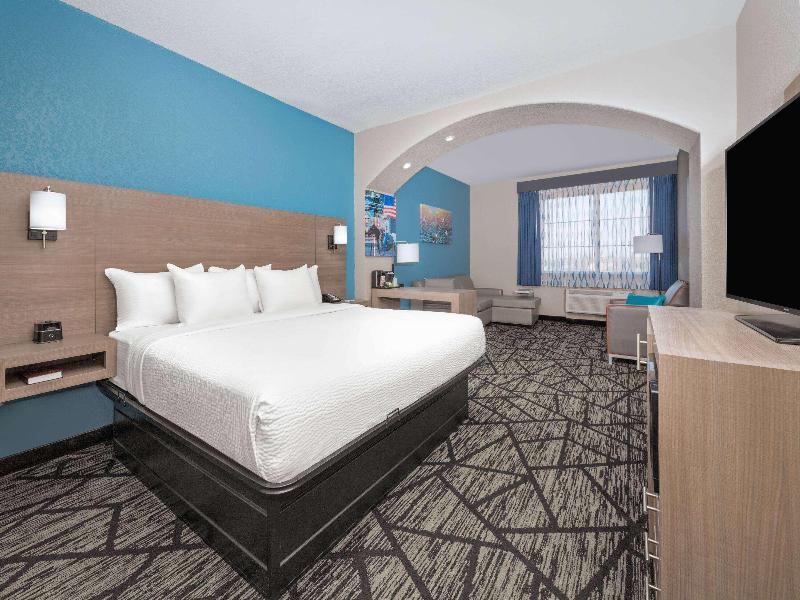 La Quinta Inn Suites By Wyndham Alvarado image