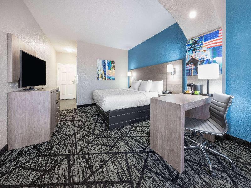 La Quinta Inn Suites By Wyndham Alvarado image