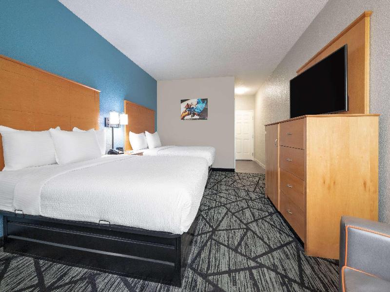 La Quinta Inn Suites By Wyndham Alvarado image