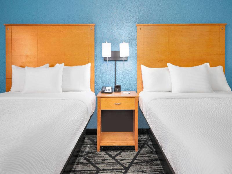 La Quinta Inn Suites By Wyndham Alvarado image