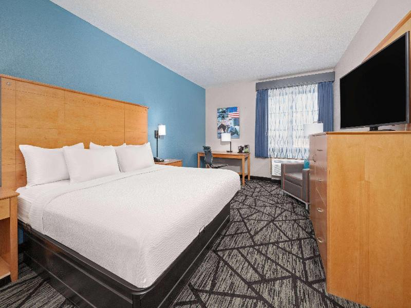 La Quinta Inn Suites By Wyndham Alvarado image
