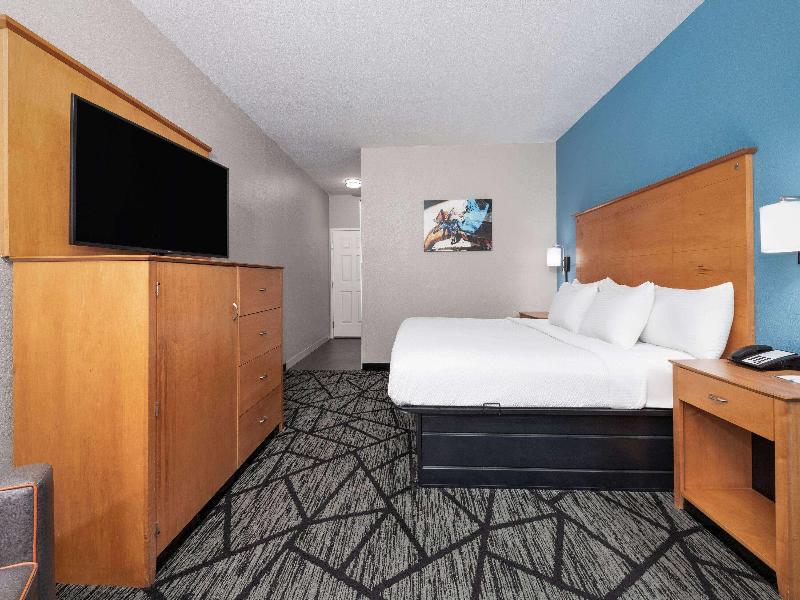 La Quinta Inn Suites By Wyndham Alvarado image