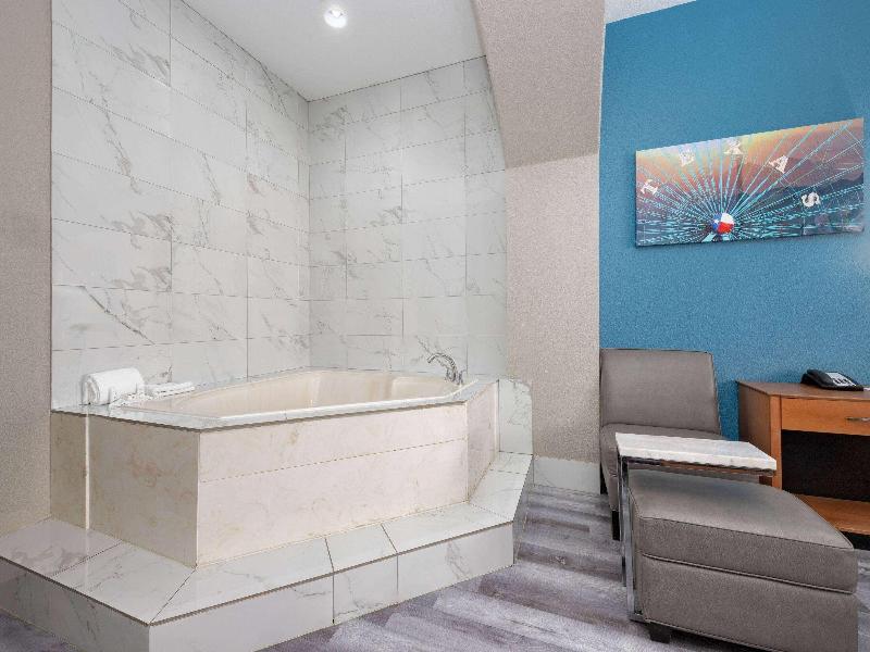 La Quinta Inn Suites By Wyndham Alvarado image