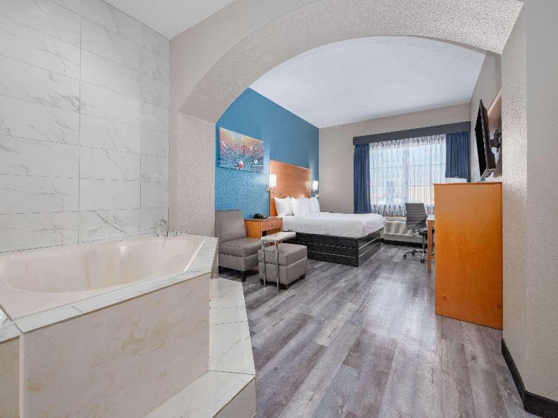 La Quinta Inn Suites By Wyndham Alvarado image