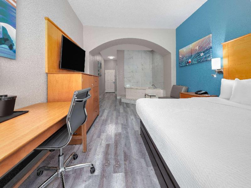 La Quinta Inn Suites By Wyndham Alvarado image